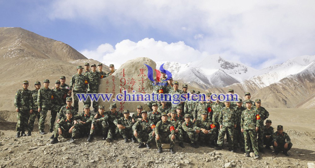 2015年，在新疆昆侖山脈執(zhí)行軍事地質(zhì)調(diào)查任務(wù)的黃金八支隊官兵。肖鑫 攝
