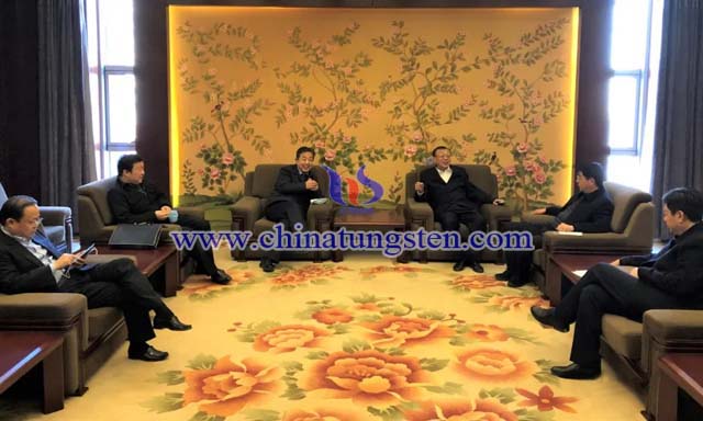 授牌前丁學全會長與清河縣人大常委會主任任山景等縣領(lǐng)導進行交流