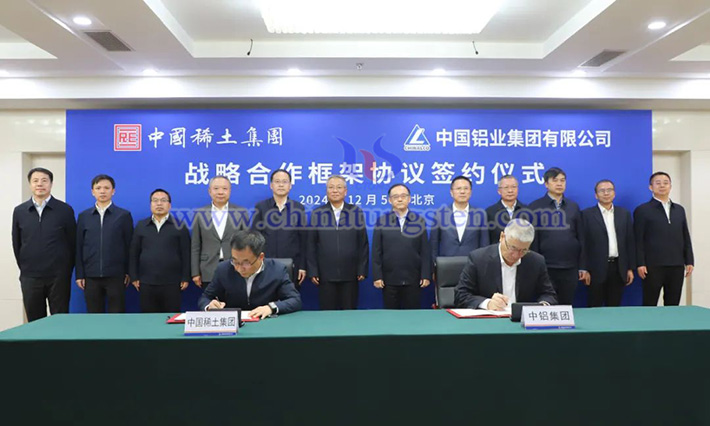 中國(guó)稀土與中國(guó)鋁業(yè)簽署合作協(xié)定現(xiàn)場(chǎng)圖（圖源：中國(guó)稀土）