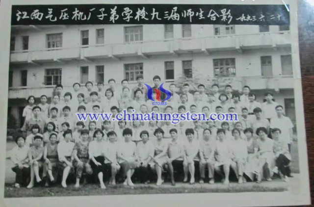 △江西氣壓機(jī)廠子弟學(xué)校九三屆合影