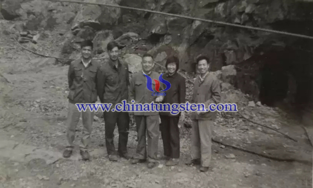 1980年，盛中烈感謝恩師邀請(qǐng)徐克勤院士考察三道莊鉬礦