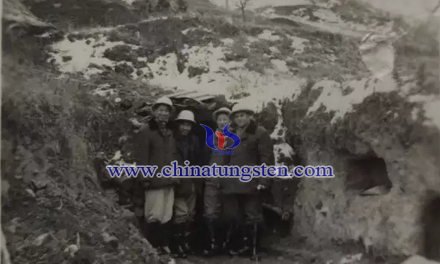 1959年，盛中烈（左一）陪同蘇聯(lián)專家考察上房溝鉬礦坑道