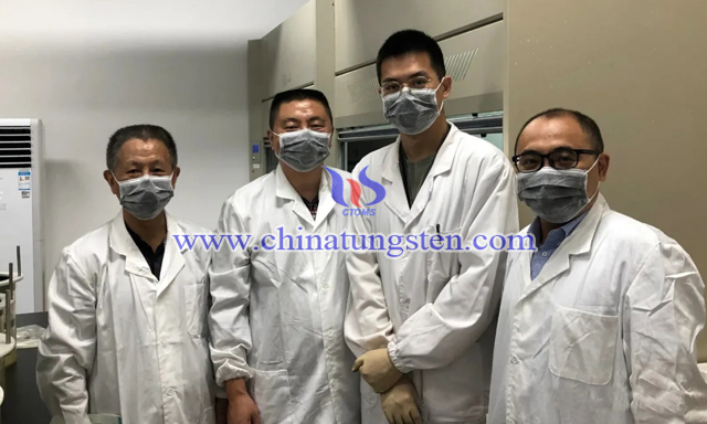 從左至右：協(xié)會(huì)辦公室主任方季云、江鎢控股進(jìn)出口公司經(jīng)理常雨忠、上?；ぴ汗こ處熗醺呖?、廈門金鷺粉末海外銷售部經(jīng)理鄭志良