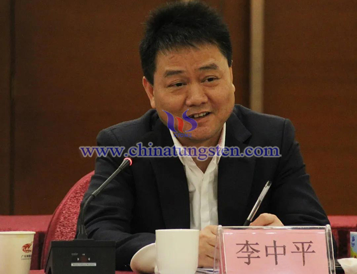 中國(guó)鎢業(yè)協(xié)會(huì)主席團(tuán)主席、湖南辰州礦業(yè)有限責(zé)任公司董事長(zhǎng)李中平