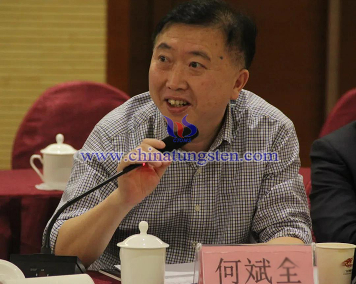 中國(guó)鎢業(yè)協(xié)會(huì)主席團(tuán)主席，湖南柿竹園有色金屬有限責(zé)任公司黨委書(shū)記、總經(jīng)理何斌全