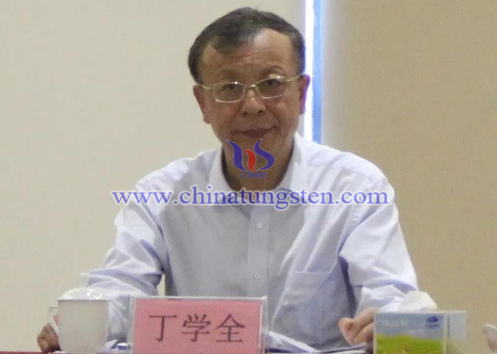 中國(guó)有色金屬工業(yè)協(xié)會(huì)副會(huì)長(zhǎng)、中國(guó)鎢業(yè)協(xié)會(huì)會(huì)長(zhǎng)、主席團(tuán)主席丁學(xué)全