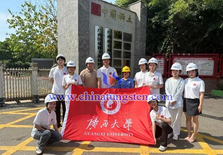廣西大學(xué)高純氧化鈧提純技術(shù)研究團(tuán)隊圖片(圖源:中國日報)